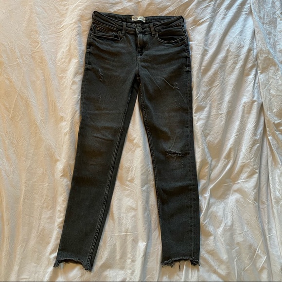 Zara’s black washed mid-rise jeans - Picture 2 of 4